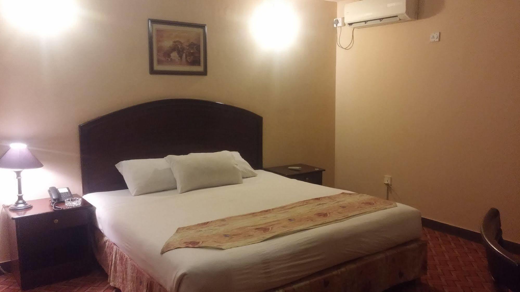 Hotel Crown Inn Karachi Buitenkant foto