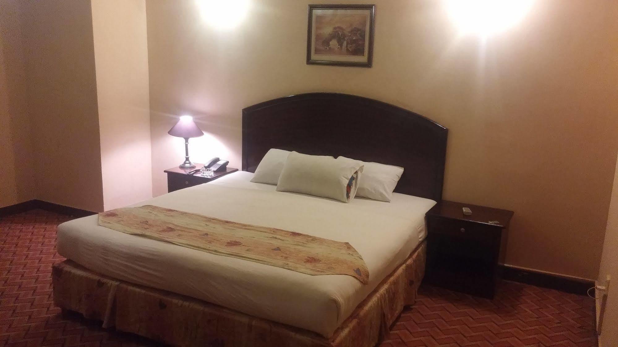 Hotel Crown Inn Karachi Buitenkant foto