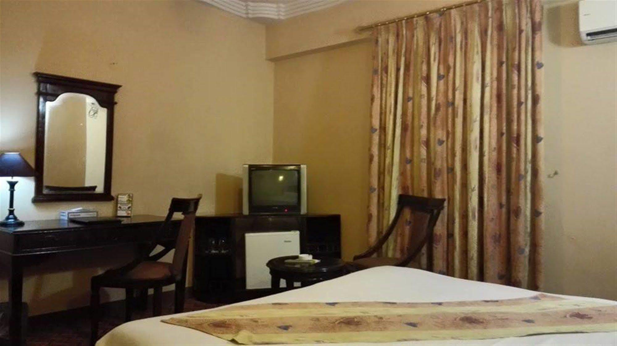 Hotel Crown Inn Karachi Buitenkant foto