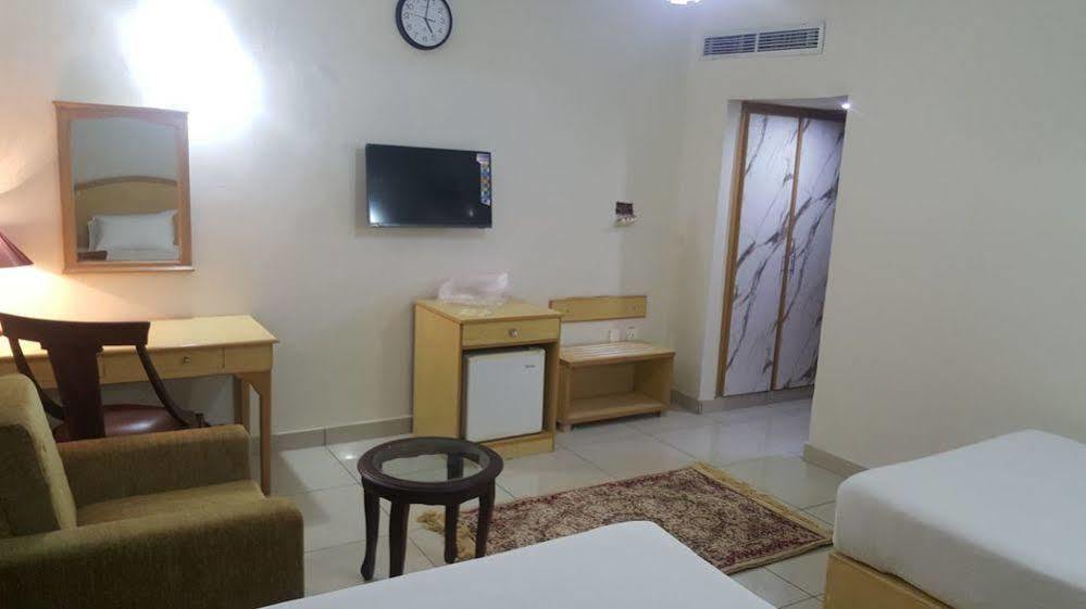 Hotel Crown Inn Karachi Buitenkant foto