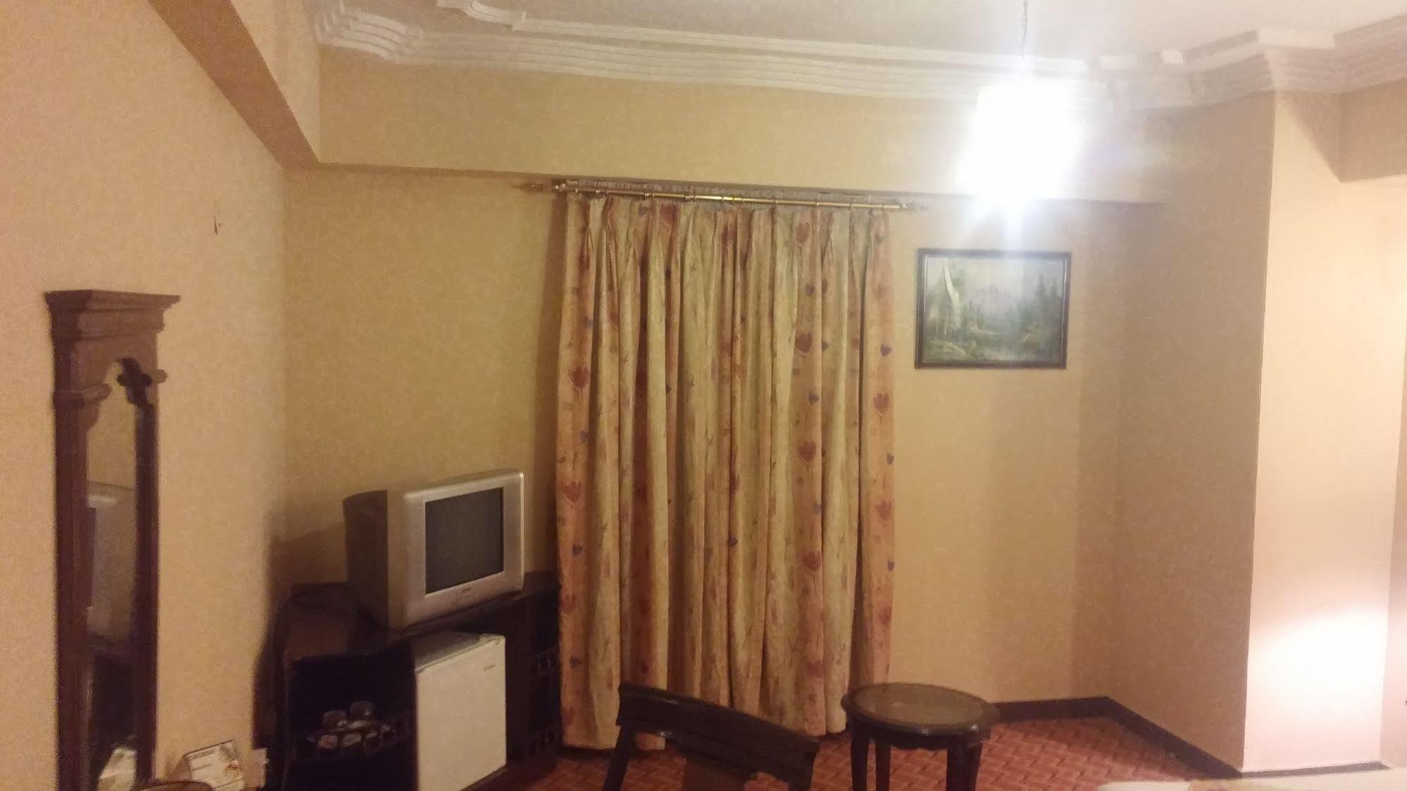 Hotel Crown Inn Karachi Buitenkant foto