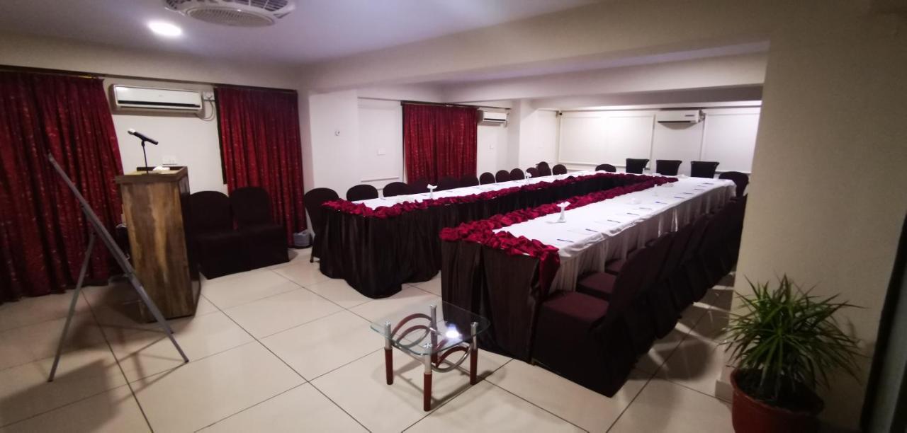 Hotel Crown Inn Karachi Buitenkant foto